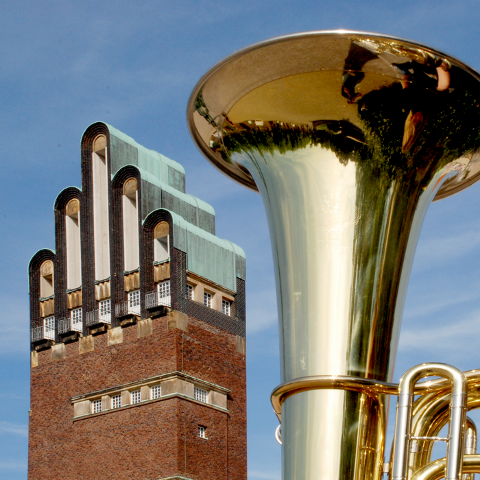 Basstuba vor dem Fünffingerturm in Darmstadt