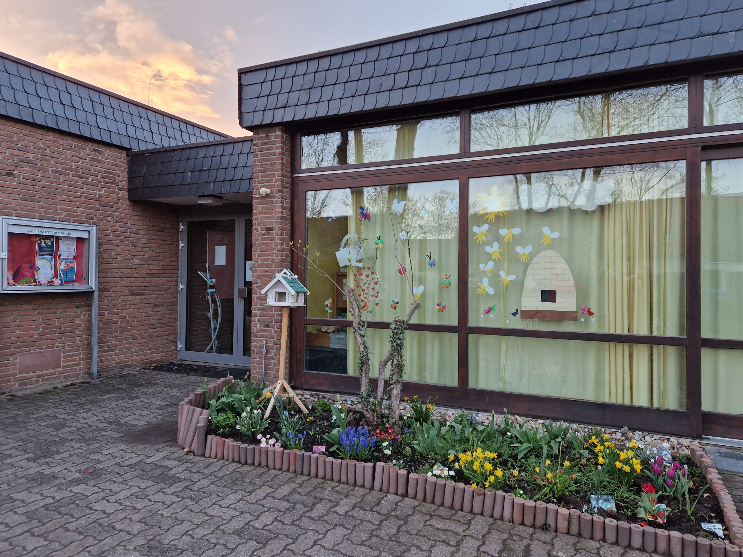 Kindergarten-Eingang-Gruppe2-Beet-Fenster