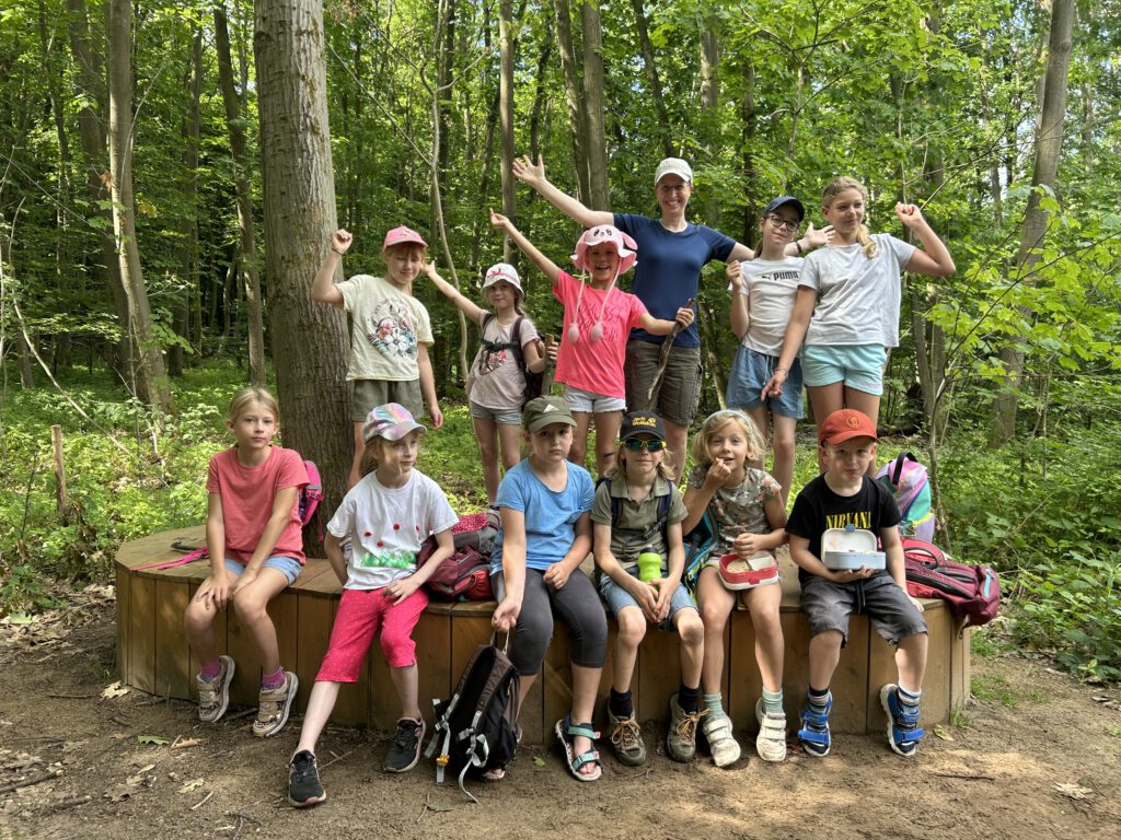 Kinderchor-Ausflug-runde-Bank-Baum