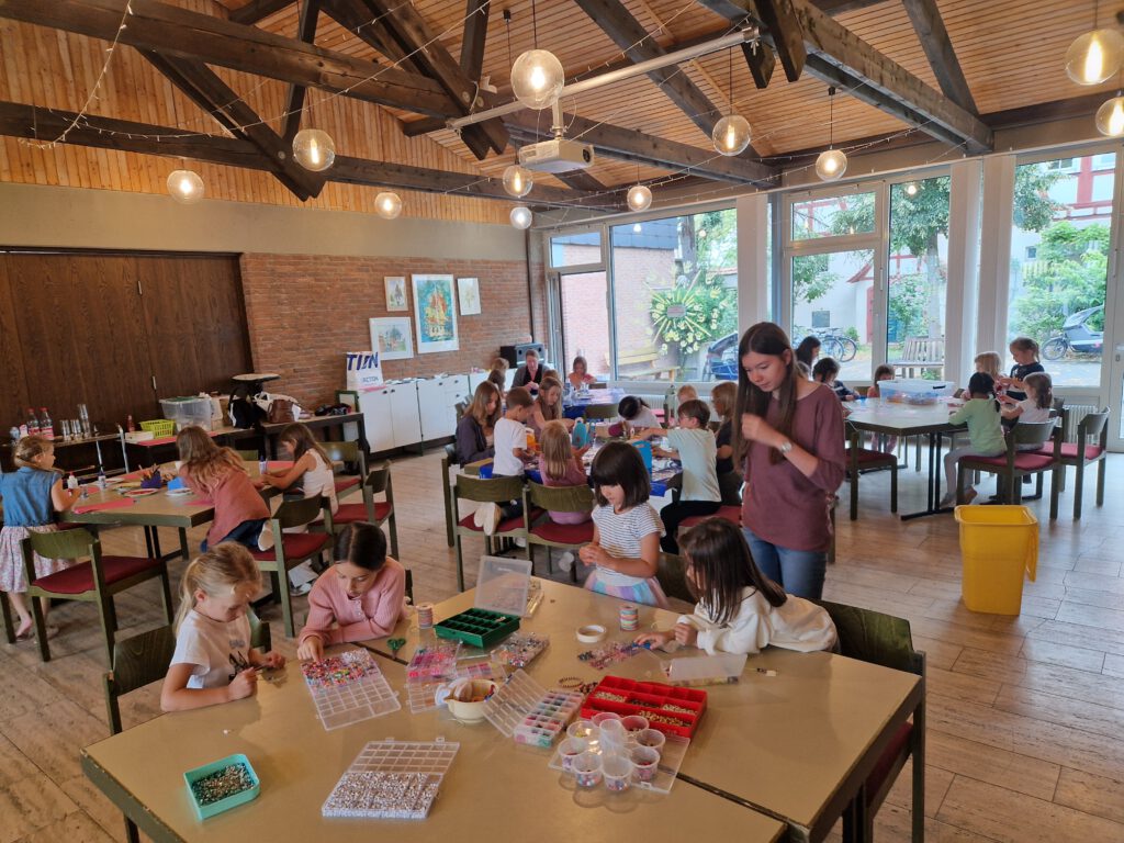 Schmuckwerkstatt-Tische-Kinder-Materialien-Betreuung